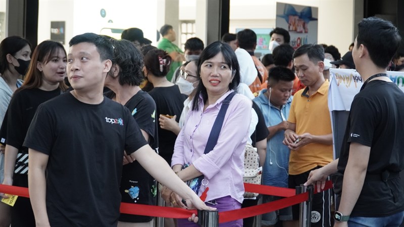 Các vị khách đến ngày một đông hơn, các bạn nhân viên TopZone Khánh Hội sẽ cần cố gắng hết sức cho buổi sự kiên này