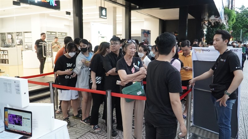 Các vị khách đến ngày một đông hơn, các bạn nhân viên TopZone Khánh Hội sẽ cần cố gắng hết sức cho buổi sự kiên này