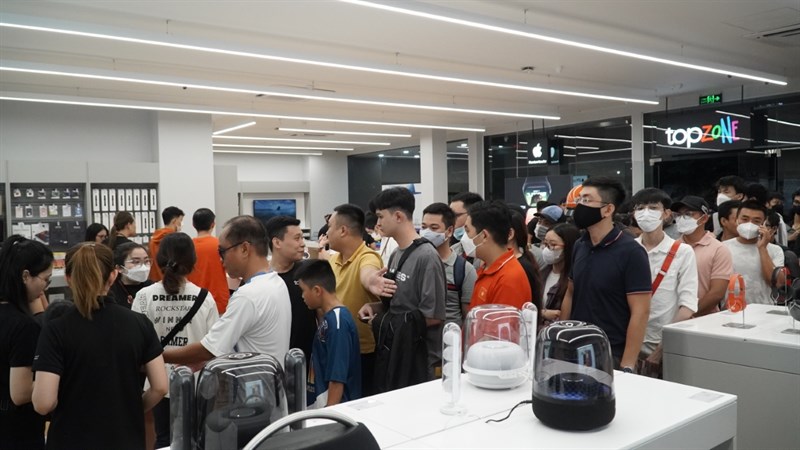 Một số khách khác đang trải nghiệm sản phẩm Apple tại cửa hàng đạt chuẩn Apple Premium Reseller trước khi đưa ra quyết định