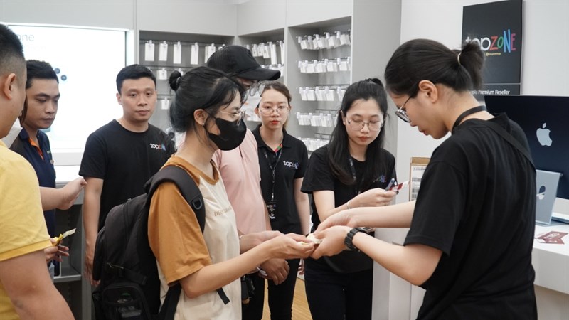 Các vị khách sở hữu phiếu mua hàng iPhone liền nhanh chóng làm thủ tục 