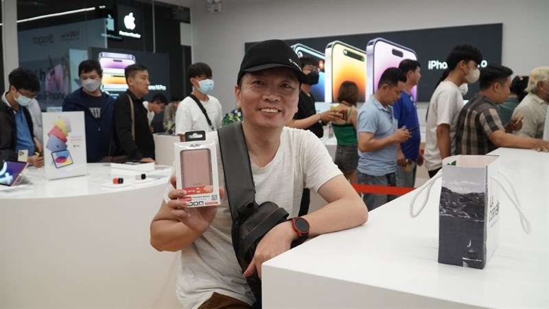 Một trong những vị khách trúng suất mua sạc dự phòng 10.000 mAh giá 10 nghìn đồng