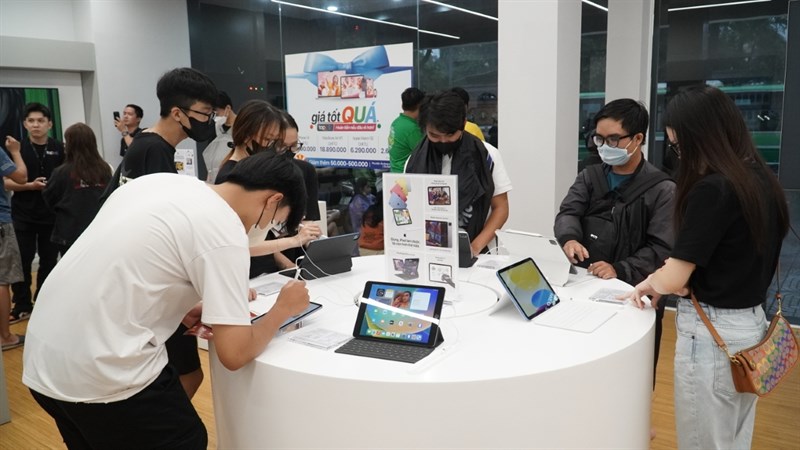 Một số khách khác đang trải nghiệm sản phẩm Apple tại cửa hàng đạt chuẩn Apple Premium Reseller trước khi đưa ra quyết định