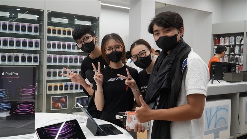 Các bạn nhân viên tại TopZone Khánh Hội rất bận rộn chăm sóc khách hàng và dán cường lực miễn phí