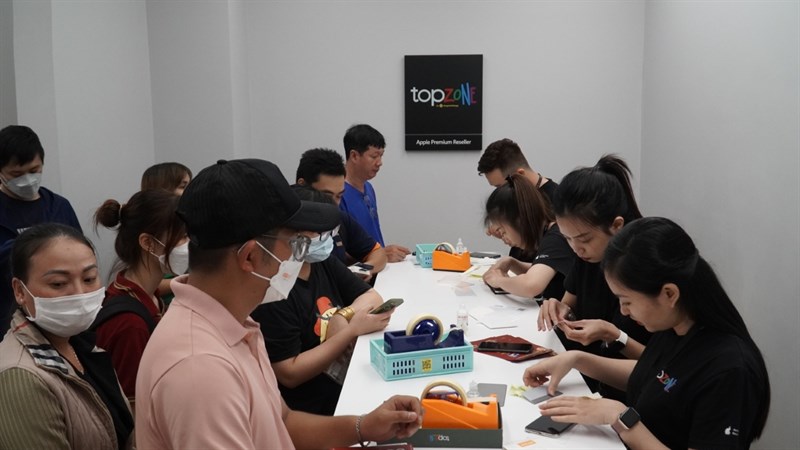 Các bạn nhân viên tại TopZone Khánh Hội rất bận rộn chăm sóc khách hàng và dán cường lực miễn phí