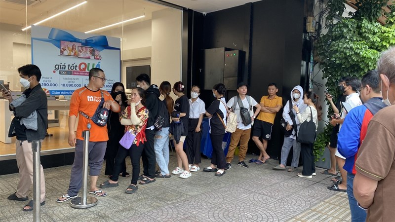 Mặc dù sự kiện vẫn chưa bắt đầu, nhưng các vị khách hàng đã có mặt từ rất sớm cho thấy độ HOT của sự kiện