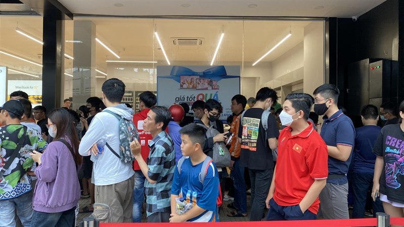 Mặc dù sự kiện vẫn chưa bắt đầu, nhưng các vị khách hàng đã có mặt từ rất sớm cho thấy độ HOT của sự kiện