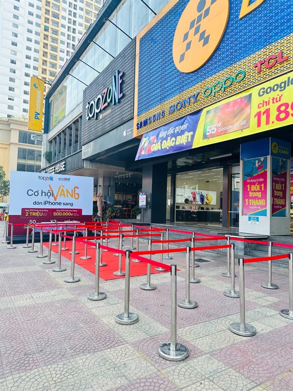 Hiện tại không khí vẫn đang rất vắng vẻ, nhưng chắc chắn rằng TopZone Nghệ An đã sẵn sàng 100% để đón tiếp các vị khách bất cứ lúc nào