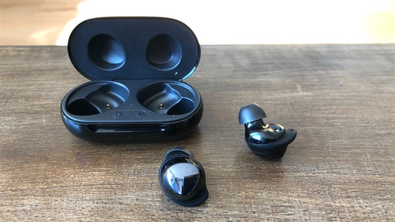 Có thể thấy tai nghe mới đã có lại phần wing tips như Galaxy Buds+ Có thể thấy tai nghe mới đã có lại phần wing tips như Galaxy Buds+
