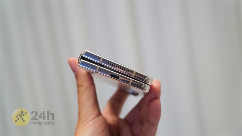 Bản lề trên Galaxy Z Fold4 nay đã khít hơn Bản lề trên Galaxy Z Fold4 nay đã khít hơn
