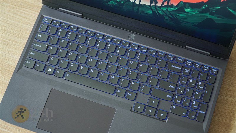 Lenovo LOQ 15IRH8 còn được trang bị hệ thống bàn phím layout fullsize