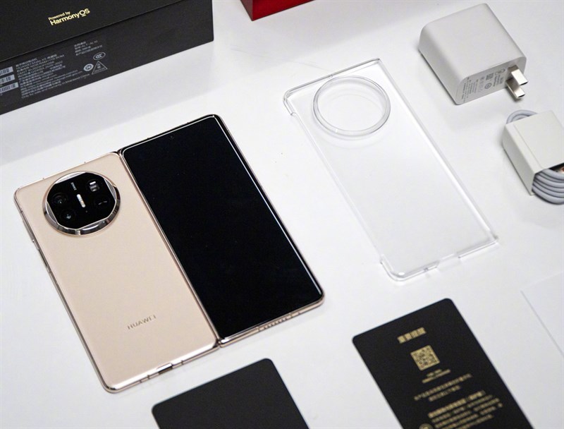 Bên trong hộp đựng của Huawei Mate X5 có rất nhiều món phụ kiện cần thiết