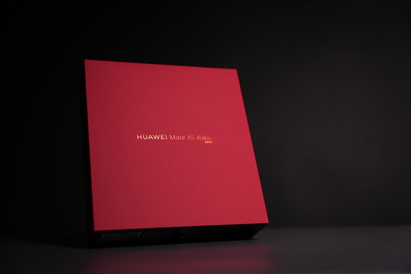 Hộp đựng của Huawei Mate X5 được thiết kế dạng vuông quen thuộc nhưng nổi bật hơn với vỏ ngoài màu đỏ. Nguồn: Weibo