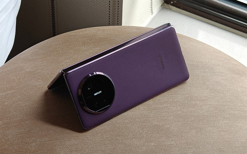 Huawei Mate X5 có rất nhiều phiên bản cho bạn lựa chọn và đây là bản lưng da màu tím rất đẹp mắt