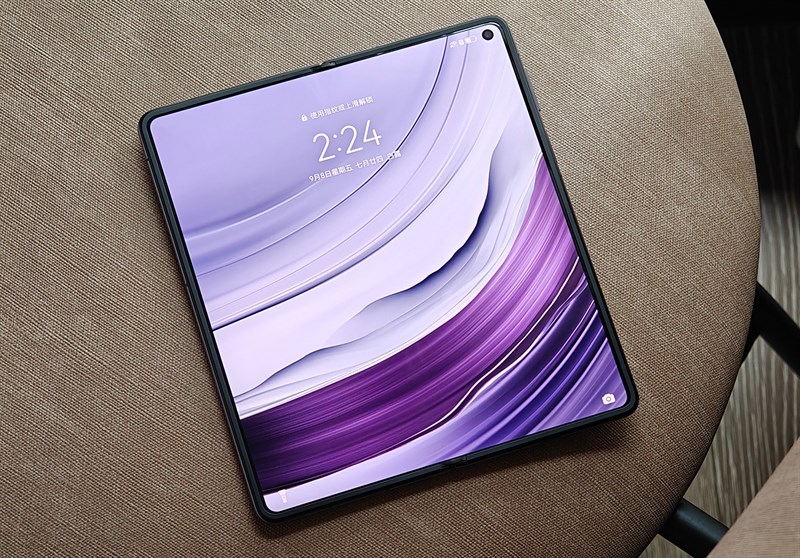 Màn hình trong của Huawei Mate X5 cũng mang lại chất lượng hiển thị ấn tượng nhưng đặc biệt hơn khi chia làm 2 phiên bản