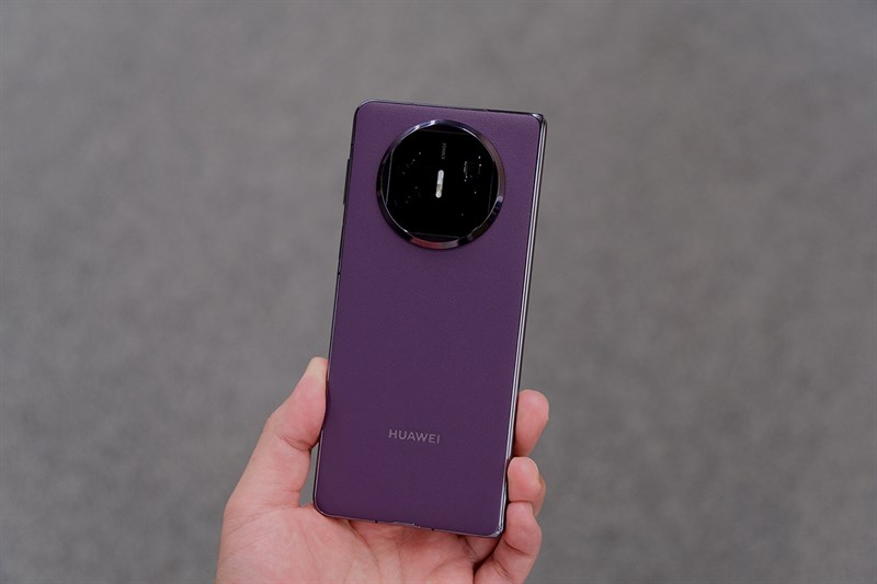 Huawei Mate X5 vẫn mang lại được trải nghiệm cầm nắm thoải mái cho người dùng