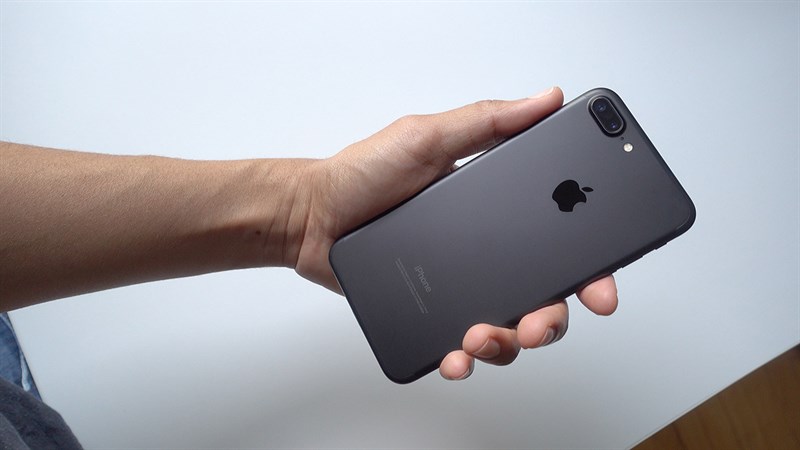 iPhone 7 Series là mẫu smartphone đầu tiên của Apple có màu sơn đen nhám iPhone 7 Series là mẫu smartphone đầu tiên của Apple có màu sơn đen nhám