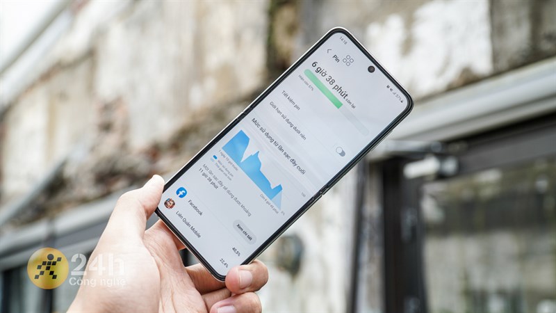 Mình cảm thấy ấn tượng với thời lượng sử dụng pin của Galaxy Z Flip5. Mình cảm thấy ấn tượng với thời lượng sử dụng pin của Galaxy Z Flip5.