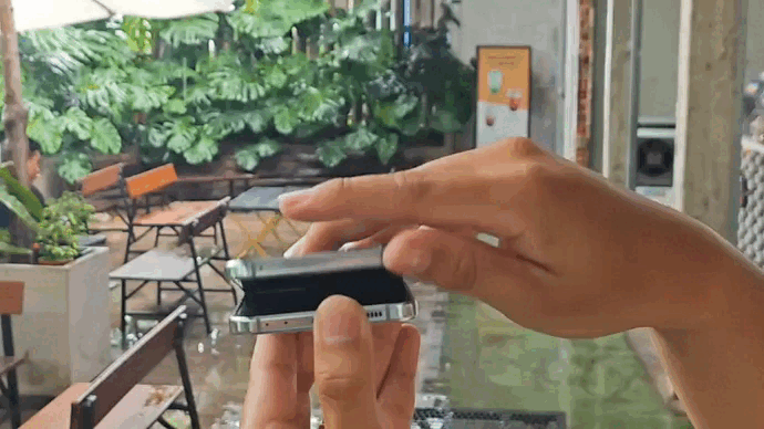 Gâp mở Galaxy Z Flip5 liên tục Gâp mở Galaxy Z Flip5 liên tục