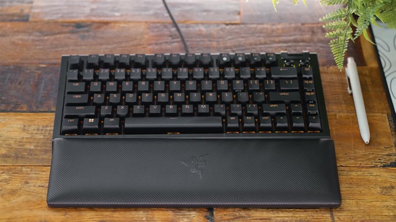 Razer BlackWidow V4 75% được đính kèm đệm kê tay cực tiện lợi