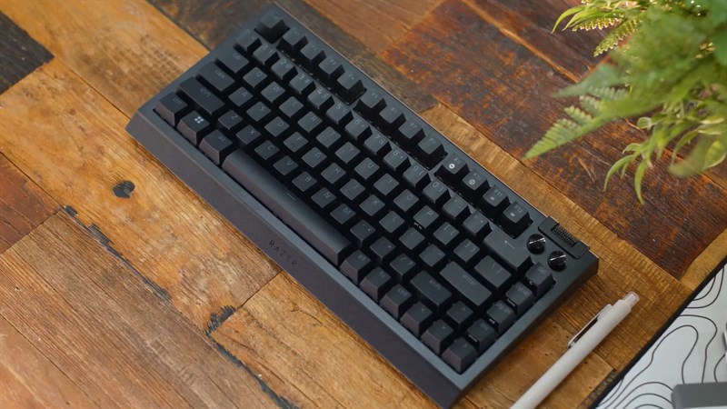 Razer BlackWidow V4 75% có thiết kế hầm hố và gọn gàng