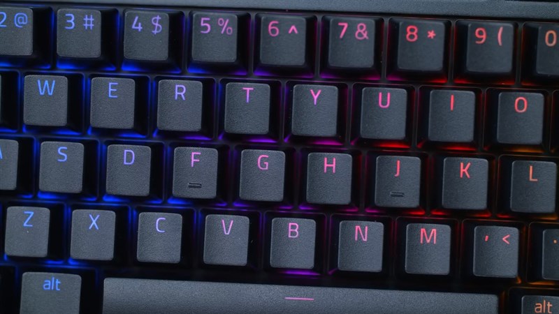 Razer BlackWidow V4 75% được trang bị hệ thống đèn nền Razer Synapse 3 dưới bàn phím