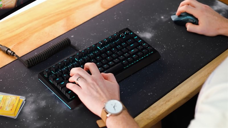 Razer BlackWidow V4 75% gọn nhẹ và đáp ứng tốt cho nhu cầu gaming lẫn văn phòng