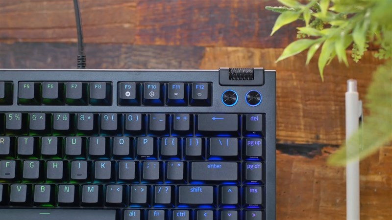 Razer BlackWidow V4 75% còn được trang bị các nút điều khiển đa phương tiện