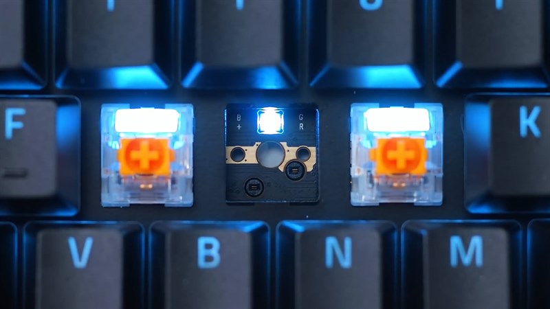 Razer BlackWidow V4 75% được trang bị switch Orange và hỗ trợ hotswap dễ thay thế