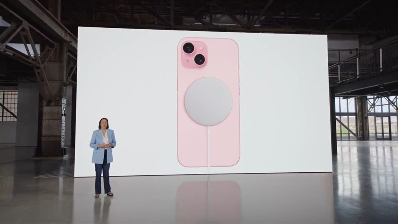 iPhone 15 Plus được công bố giá khởi điểm cho phiên bản bộ nhớ trong 128 GB là 899 USD (khoảng 21.6 triệu đồng).