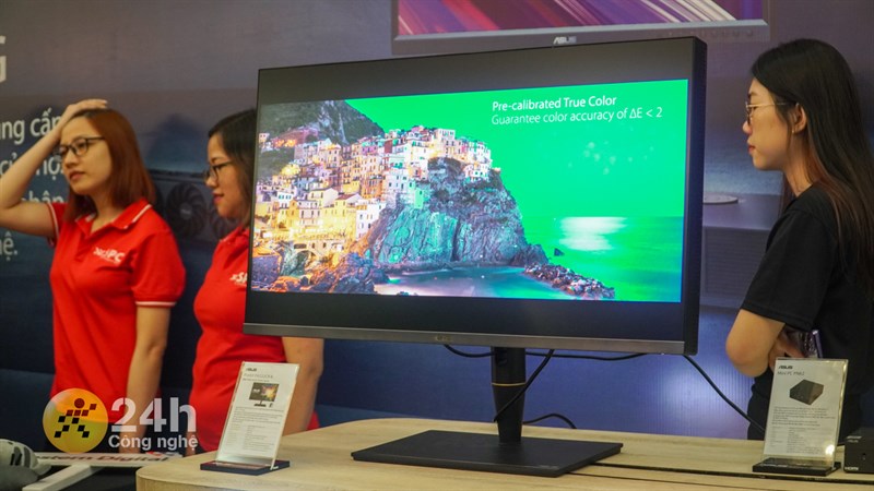 Chân đế của ASUS ProArt PA32UCX-K có thể thay đổi được chiều cao, góc nghiêng