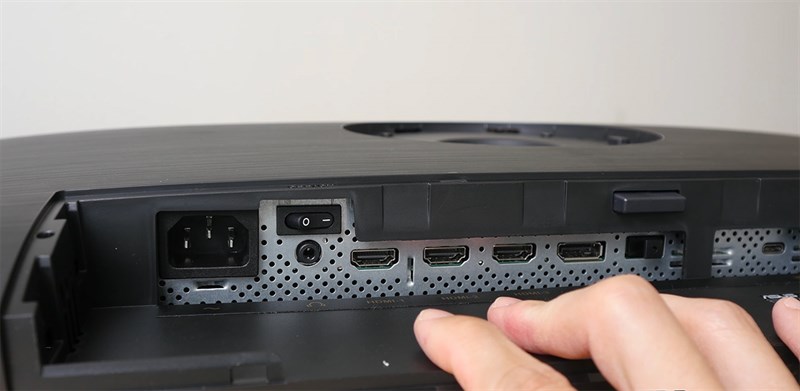 ASUS ProArt PA32UCX-K có rất nhiều cổng kết nối đi kèm