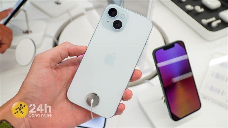 Mặt lưng của iPhone 15 vẫn nổi bật với logo Táo Khuyết và cụm camera lớn Mặt lưng của iPhone 15 vẫn nổi bật với logo Táo Khuyết và cụm camera lớn
