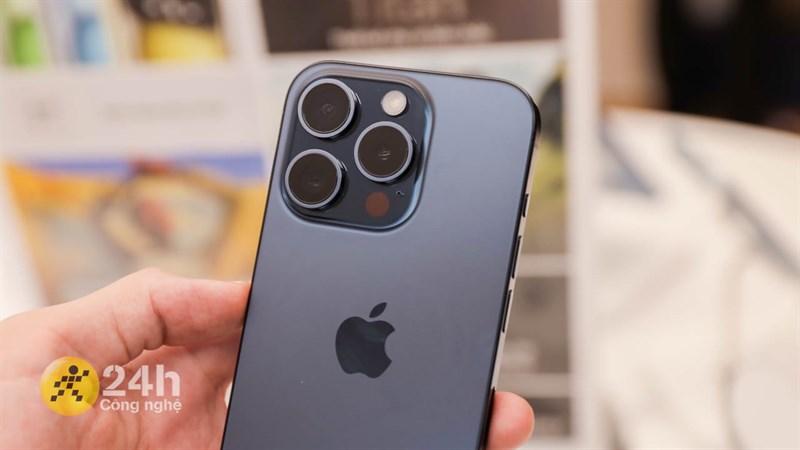 Cụm camera của iPhone 15 Pro được làm liền mạch hơn và cách sắp xếp các cảm biến vẫn giữ nguyên.