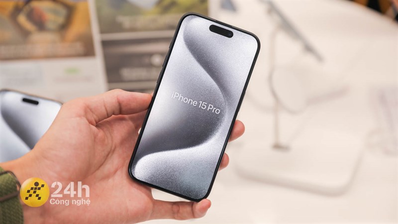 Về kích thước lẫn tấm nền của iPhone 15 Pro đều giống với thế hệ tiền nhiệm.