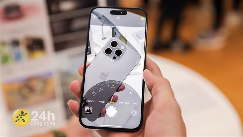 iPhone 15 Pro sở hữu cụm 3 camera với cảm biến chính 48 MP