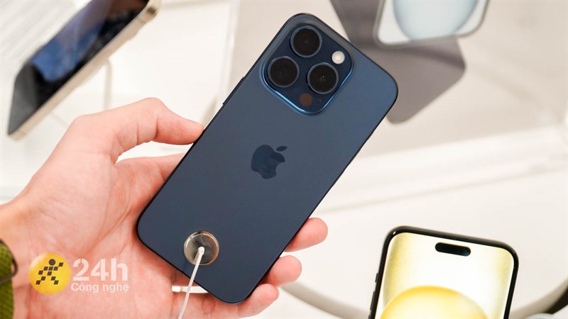 iPhone 15 Pro có thiết kế nhỏ gọn cùng ngôn thiết kế quen thuộc với khung viền vuông vức.
