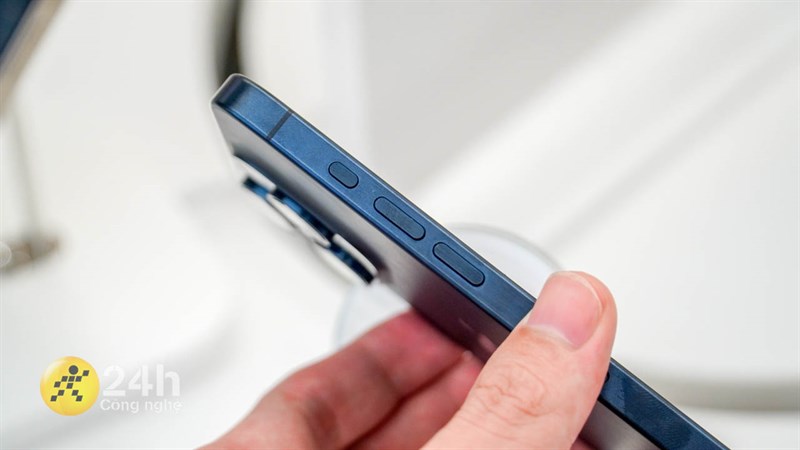 Khung viền của iPhone 15 Pro được hoàn thiện từ Titanium và được làm bo cong ở các mép viền