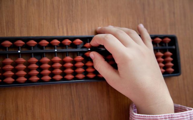 Cách tập cho trẻ làm quen với bàn tính Soroban
