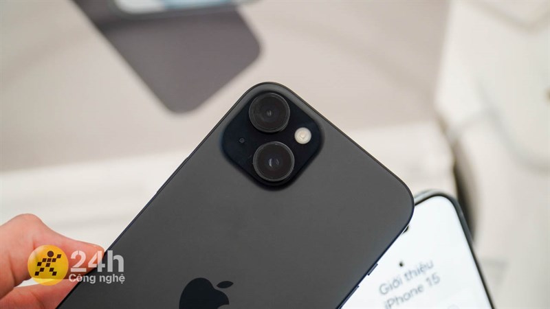 Các ống kính camera của iPhone 15 Plus vẫn được đặt trong khung viền hình vuông