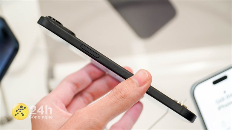 Cạnh phải iPhone 15 Plus chứa nút nguồn