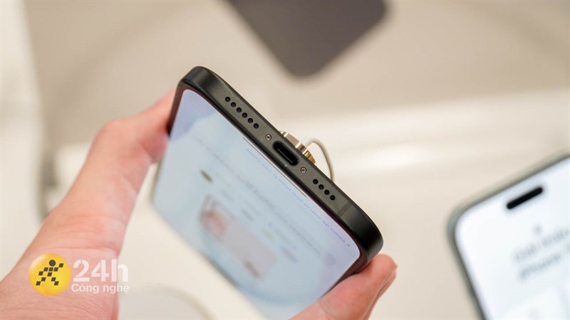 Cạnh dưới của iPhone 15 Plus bạn sẽ bắt gặp cổng sạc, loa ngoài và mic. 