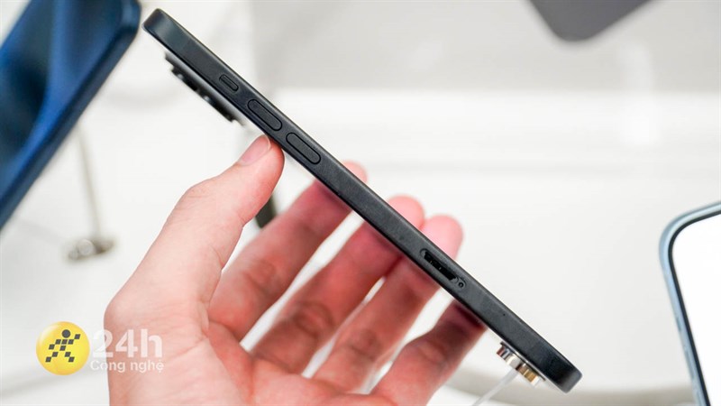 Cạnh trái iPhone 15 Plus được trang bị gạt âm thanh, nút bấm tăng giảm âm lượng và khe cắm SIM