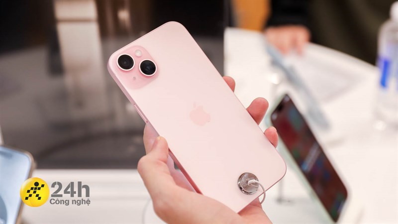 Mặt sau của iPhone 15 Plus cũng được làm phẳng với logo Apple ở vị trí quen thuộc