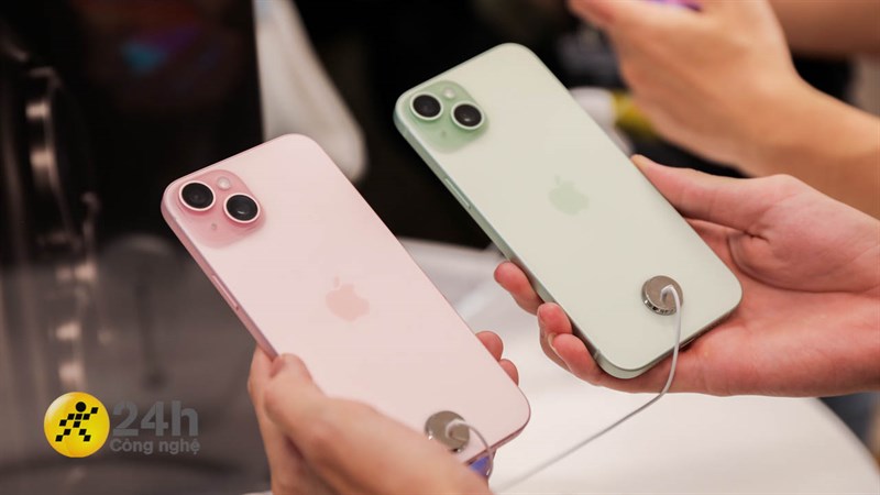 iPhone 15 Plus có kích thước 161.9 x 77.8 x 7.8 mm và nặng 201 gram, hơi đằm tay nhưng vẫn gọn gàng để cầm nắm bằng một tay.