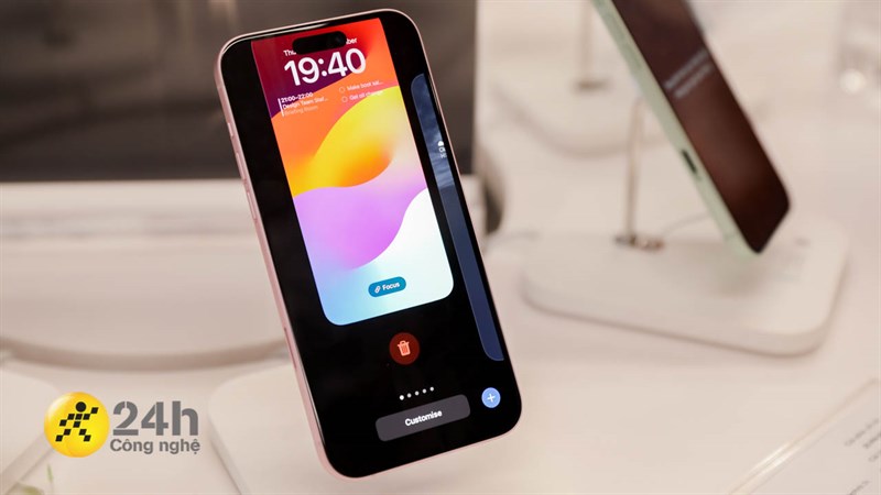  iPhone 15 Plus cũng được loại bỏ màn hình tai thỏ thường thấy và thay vào đó là màn hình khoét dạng viên thuốc và tính năng Dynamic Island đi kèm.