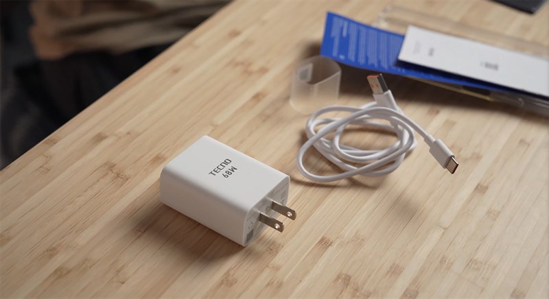 Bên trong hộp đựng Tecno POVA 5 Pro có đầy đủ những món phụ kiện cần thiết Bên trong hộp đựng Tecno POVA 5 Pro có đầy đủ những món phụ kiện cần thiết