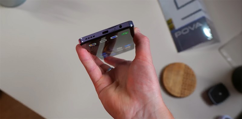 Cạnh đáy của Tecno POVA 5 Pro được trang bị dải loa, cổng cắm tai nghe chuẩn 3.5 mm và cổng sạc USB-C Cạnh đáy của Tecno POVA 5 Pro được trang bị dải loa, cổng cắm tai nghe chuẩn 3.5 mm và cổng sạc USB-C