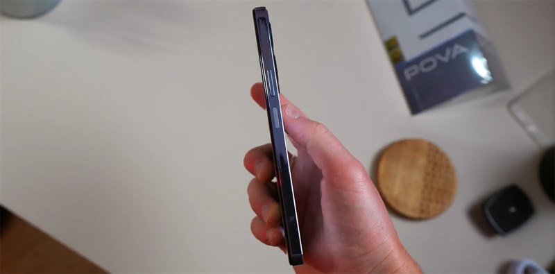Cạnh phải của Tecno POVA 5 Pro chứa nút nguồn kiêm cảm biến vân tay và nút tăng giảm âm lượng Cạnh phải của Tecno POVA 5 Pro chứa nút nguồn kiêm cảm biến vân tay và nút tăng giảm âm lượng