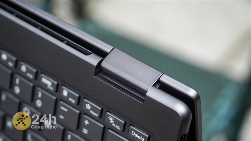 Phần bản lề của Lenovo Yoga 7 14IRL8 có thể gập mở 360 độ rất linh hoạt