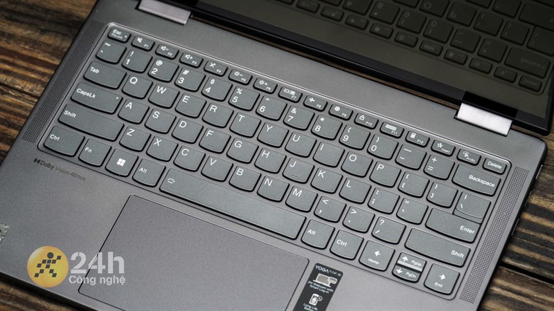 Lenovo Yoga 7 14IRL8 được trang bị bàn phím 87% dễ sử dụng và bàn di chuột rộng rãi